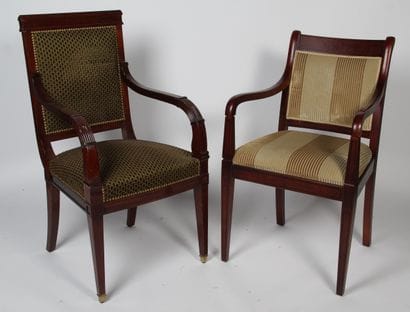 LOT DE DEUX FAUTEUILS
-	Un fauteuil de style...