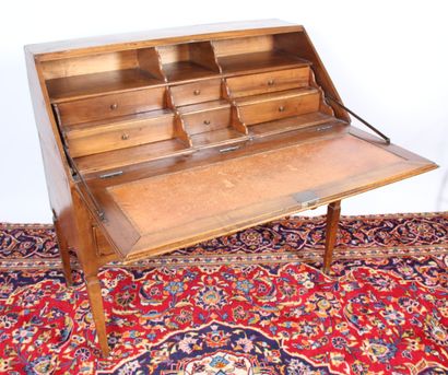 Bureau de pente, en noyer. Il ouvre par un...
