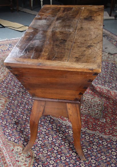 MAIE
in natural wood, molded and carved with...