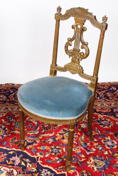 Paire de chaises de style Louis XVI en bois...