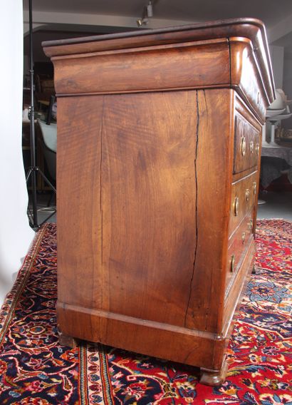 COMMODE, en noyer et ronce de noyer à doucine....