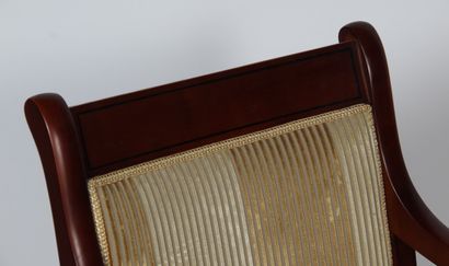 LOT DE DEUX FAUTEUILS
-	Un fauteuil de style...