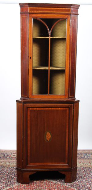 VITRINE D’ENCOIGNURE ANGLAISE
en acajou,...