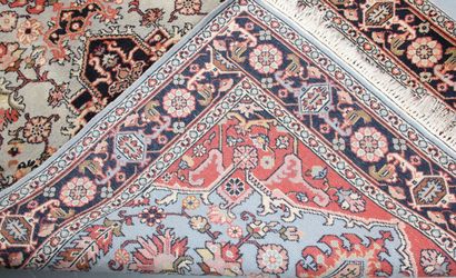 TAPIS CACHEMIRE EN SOIE (Inde, vers 1980)
Champ...