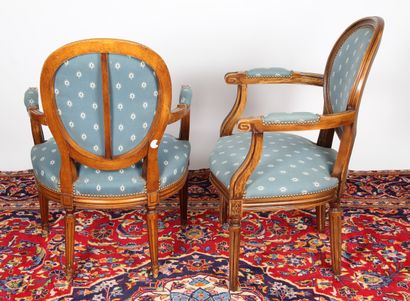 Paire de fauteuils à dossier médaillon cabriolet,...