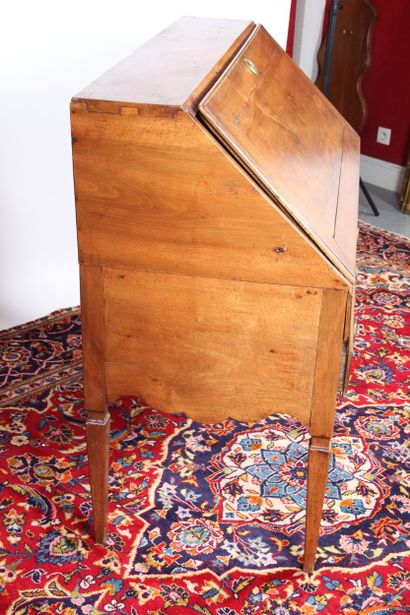 Bureau de pente, en noyer. Il ouvre par un...