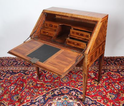 BUREAU DE PENTE
en noyer et placage de noyer,...