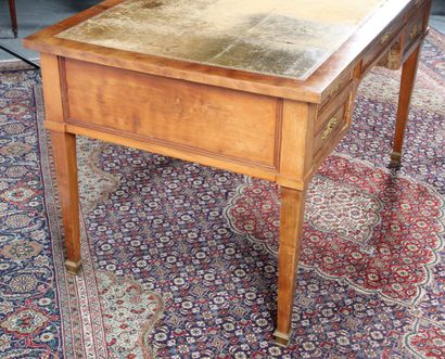 BUREAU DE STYLE DIRECTOIRE
en acajou et placage...