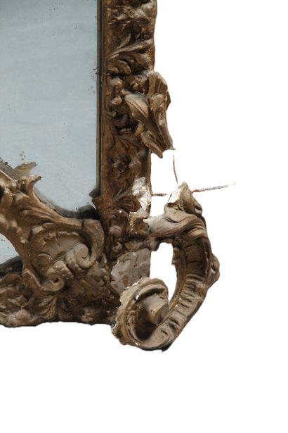 GRAND MIROIR À PARECLOSES 
En bois mouluré,...