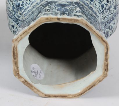 DELFT.
Pair of earthenware vases with blue...