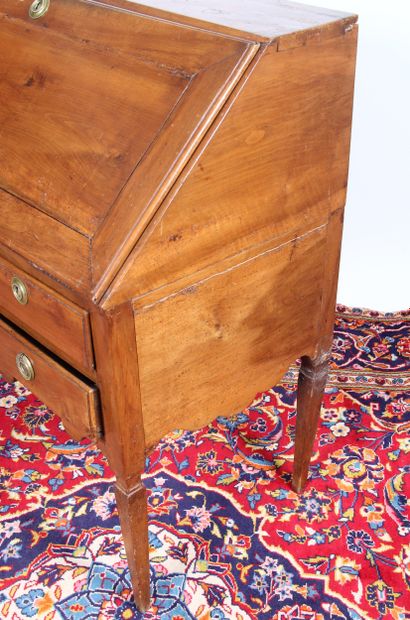 Bureau de pente, en noyer. Il ouvre par un...