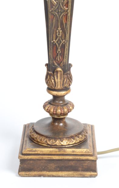 PAIRE DE PIEDS DE LAMPE, en bois patiné et...