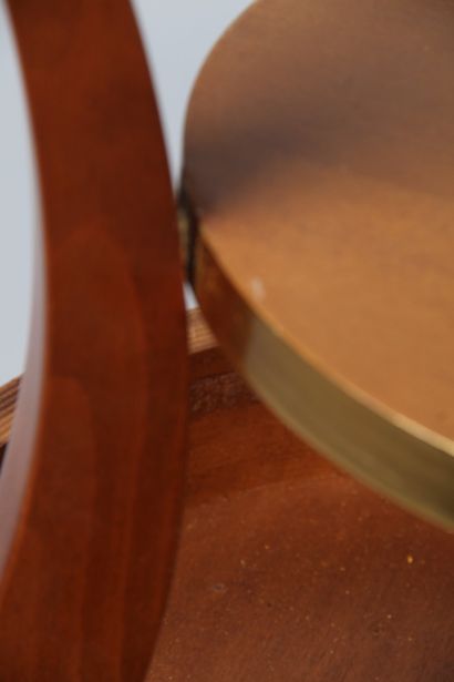 PETITE TABLE GUÉRIDON
avec un plateau d’entrejambe....