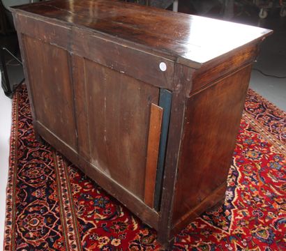 Grand Buffet en noyer ouvrant par un tiroir...