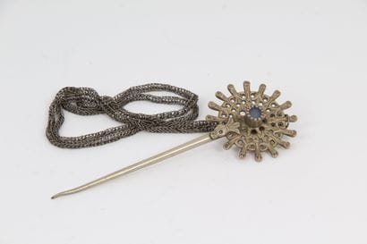 LARGE FIBRE AND CHAIN, in metal with radiating...