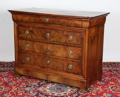 COMMODE, en noyer et ronce de noyer à doucine....