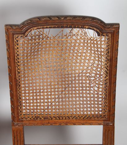 SUITE DE SIX CHAISES DE SALLE À MANGER DE...