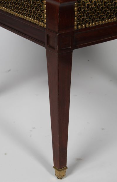 LOT DE DEUX FAUTEUILS
-	Un fauteuil de style...