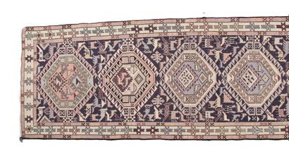 TAPIS GALERIE KILIM
à décor de six médaillons,...