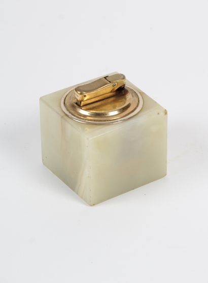 BRIQUET DE TABLE, alabaster base.
H.6.5 x...