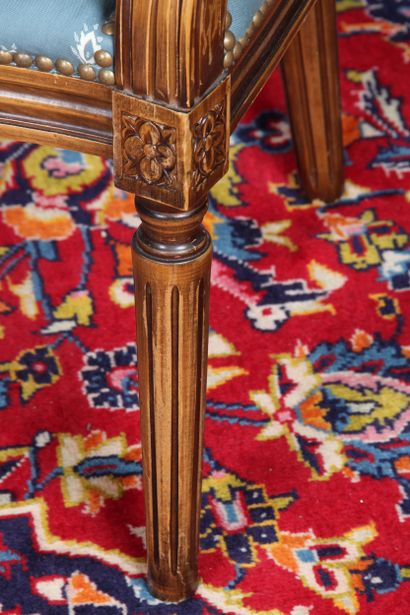 Paire de fauteuils à dossier médaillon cabriolet,...