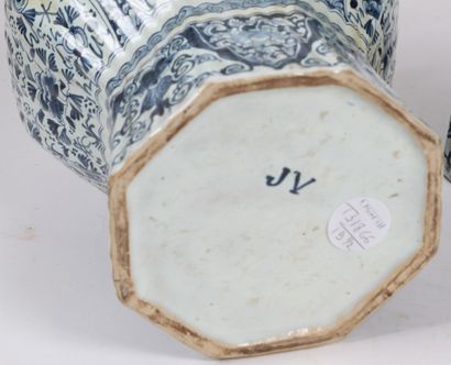 DELFT.
Pair of earthenware vases with blue...