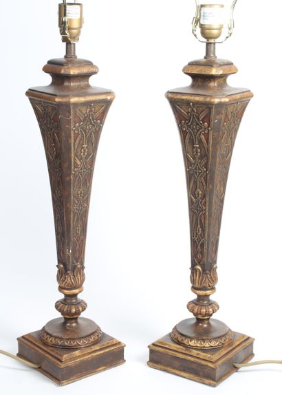 PAIRE DE PIEDS DE LAMPE, en bois patiné et...