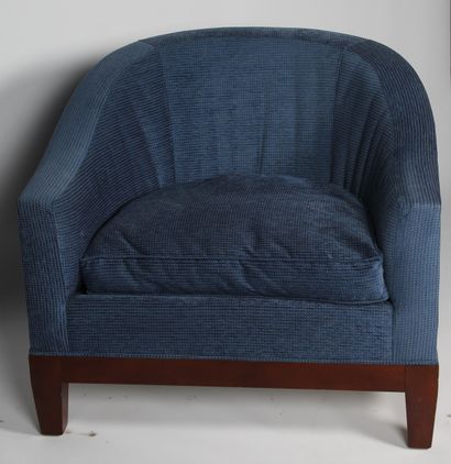 LARGE FAUTEUIL GONDOLE
en tissu bleu. Piètement...
