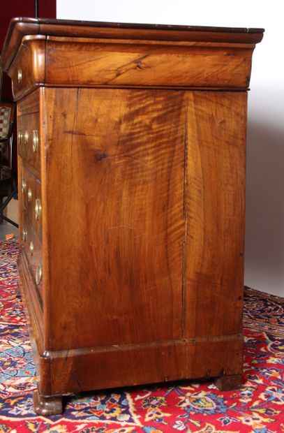 COMMODE, en noyer et ronce de noyer à doucine....