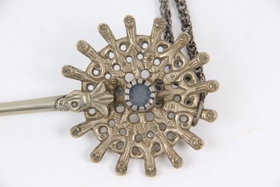 LARGE FIBRE AND CHAIN, in metal with radiating...