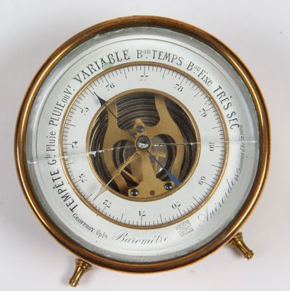 SMALL WALL CLOCK
in brass. White enamel dial...