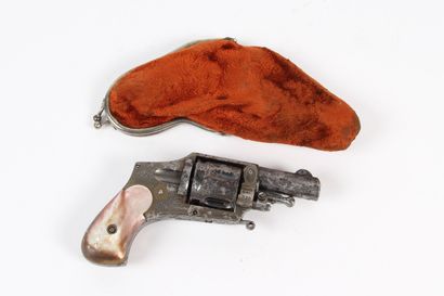 SMALL REVOLVER
called bulldog, caliber 320,...