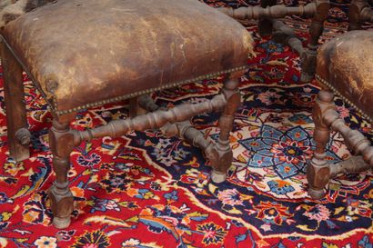 Quatre chassis de chaise Louis XIII en noyer,...