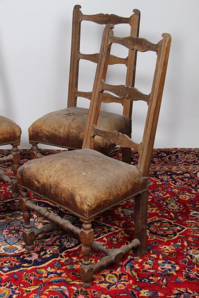 Quatre chassis de chaise Louis XIII en noyer,...