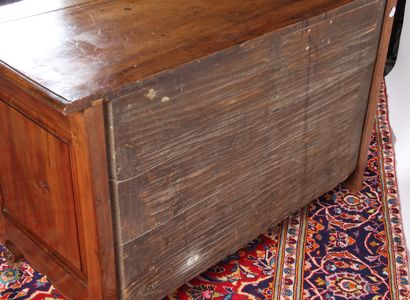Commode en noyer à façade galbée, ouvrant...