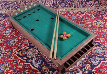 Petit billard de table, en bois naturel et...