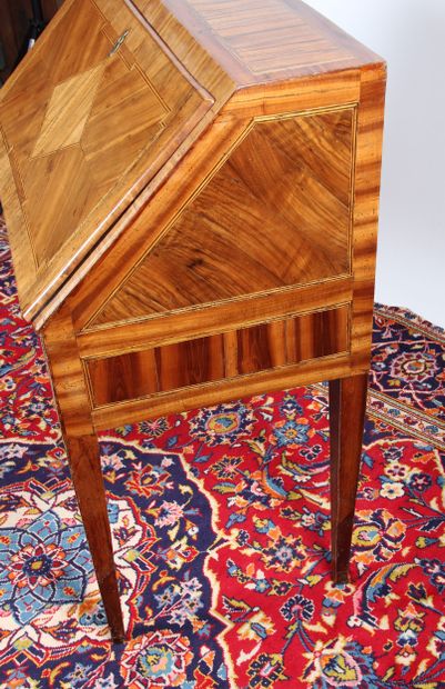 BUREAU DE PENTE
en noyer et placage de noyer,...