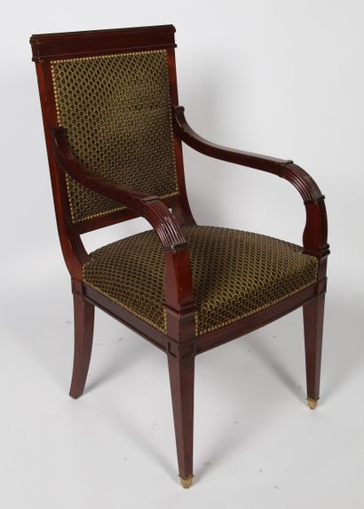 LOT DE DEUX FAUTEUILS
-	Un fauteuil de style...