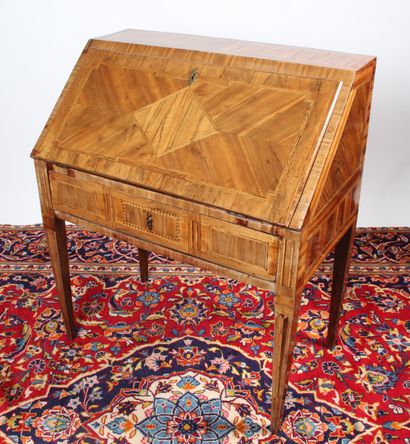 BUREAU DE PENTE
en noyer et placage de noyer,...