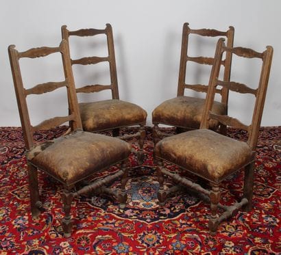 Quatre chassis de chaise Louis XIII en noyer,...