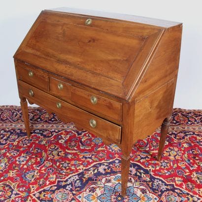 Bureau de pente, en noyer. Il ouvre par un...