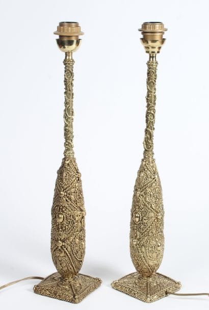 PAIRE DE PIEDS DE LAMPE, en métal doré à...