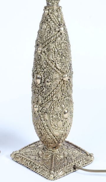 PAIRE DE PIEDS DE LAMPE, en métal doré à...