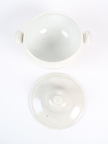 GIEN. 
Large soup tureen in white opaque...