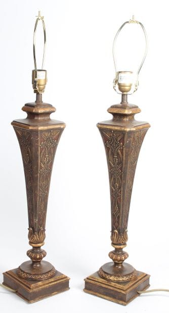PAIRE DE PIEDS DE LAMPE, en bois patiné et...