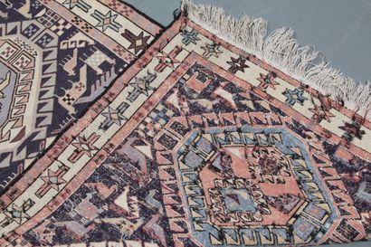 TAPIS GALERIE KILIM
à décor de six médaillons,...