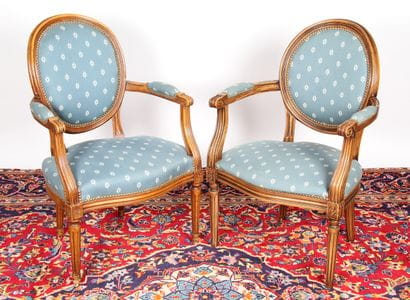 Paire de fauteuils à dossier médaillon cabriolet,...