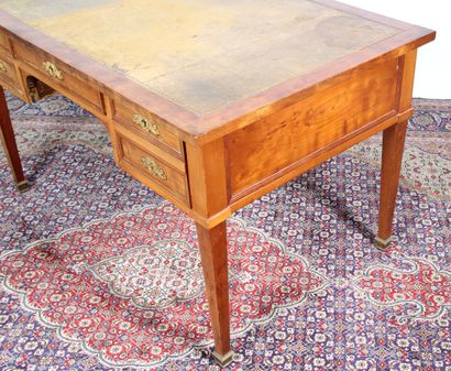 BUREAU DE STYLE DIRECTOIRE
en acajou et placage...