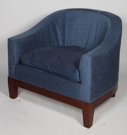 LARGE FAUTEUIL GONDOLE
en tissu bleu. Piètement...