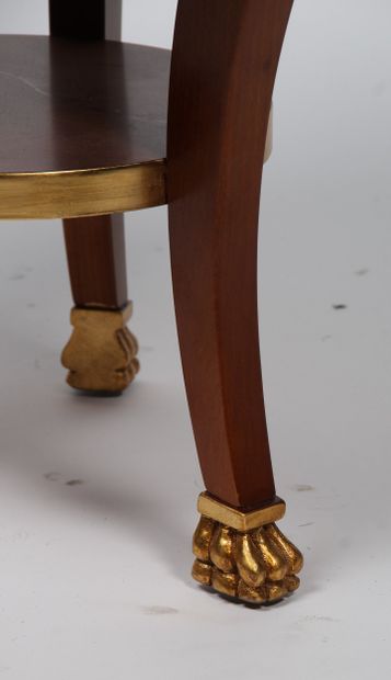 PETITE TABLE GUÉRIDON
avec un plateau d’entrejambe....